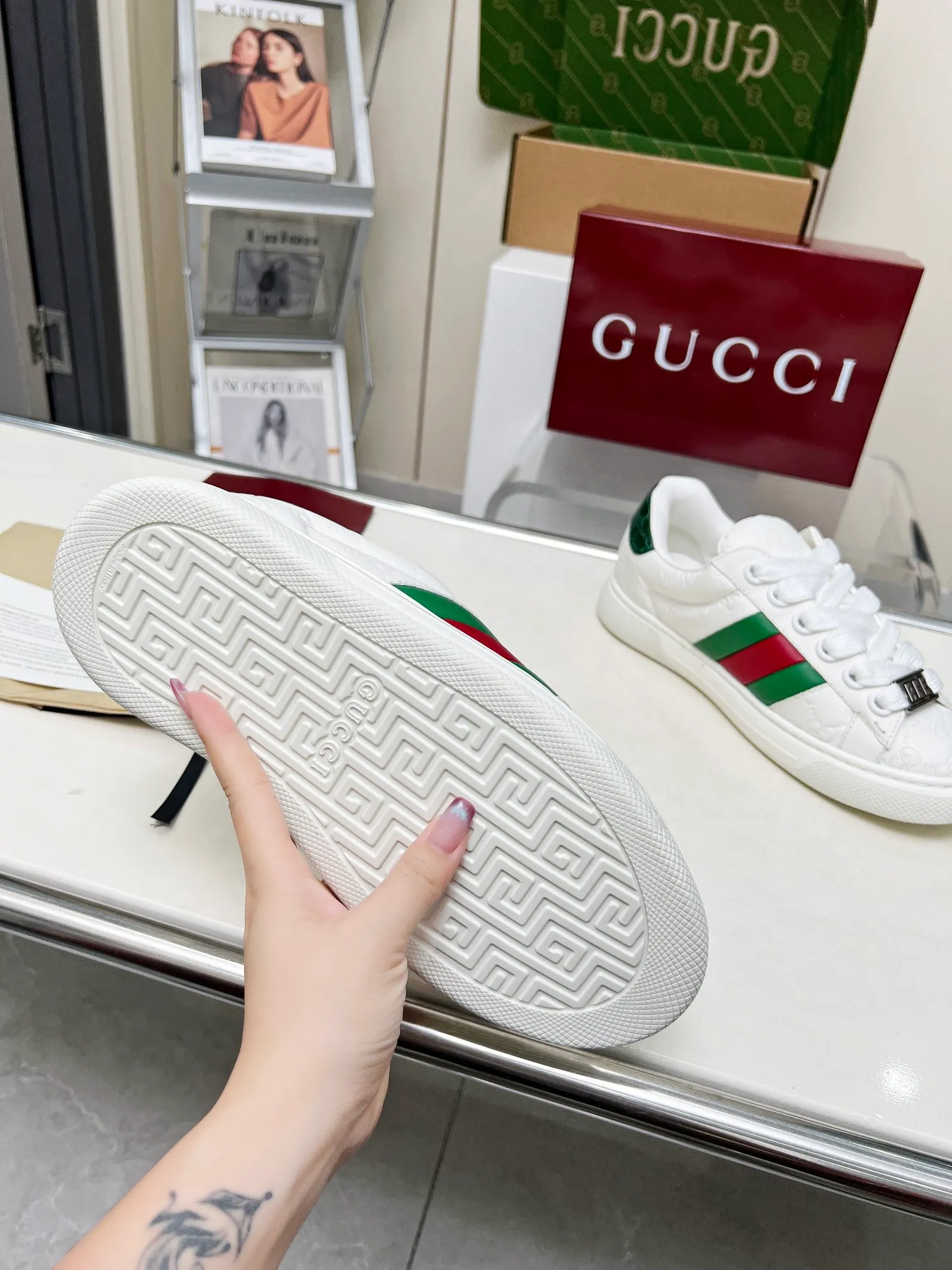 P660 embossed layout ❤️❤️❤️Gucci Gucci's latest Ace series casual sneakers for couples 🌸🌸🌸Original purchase, development and production. Since the advent of Gucci, the Ace series of sneakers has continued the brand narrative, and its ingenuity has made it the main product. The new series presents a distinctive low-top design with unique details to reinterpret the sneaker silhouette. The lace fixation is decorated with an "ACE" metal logo, and the thickened structure delicately creates a stiff shoe shape. 💖💖💖Gucci’s classic red and green striped webbing adds to the charm of the entire design. ☑️Fabric: Original imported first-layer cowhide ☑️Inner lining: Original customized soft cowhide ☑️Bottom thickness: 3CM ☑️Size: Female 35-40 Male 40-45